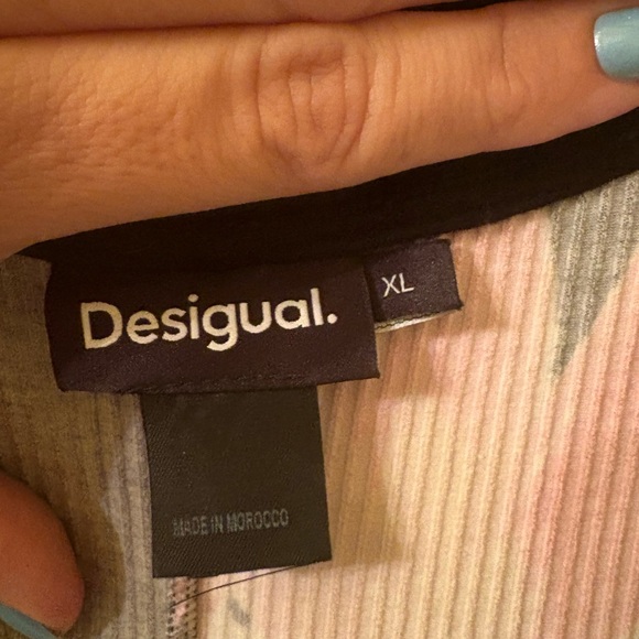 Desigual Floral ribbed midi dress
First picture of Bella Hadid wearing dress. - Picture 9 of 10